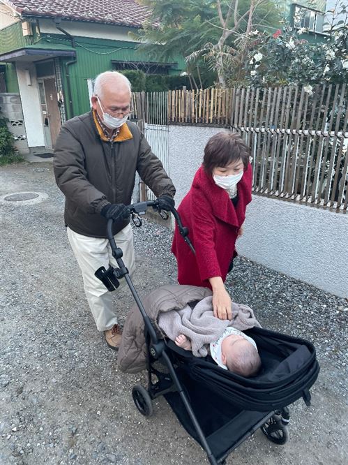 【50歳以上の部】優秀賞　じぃじばぁばと初めてのお散歩