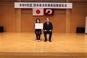 女性防火クラブ団体受章者と熊本県理事との写真