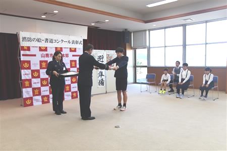 絵　高学年の部表彰授与の様子