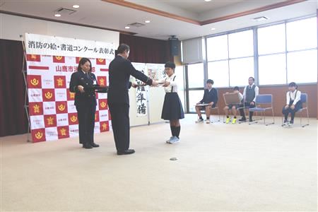 書道　高学年の部表彰状授与の様子