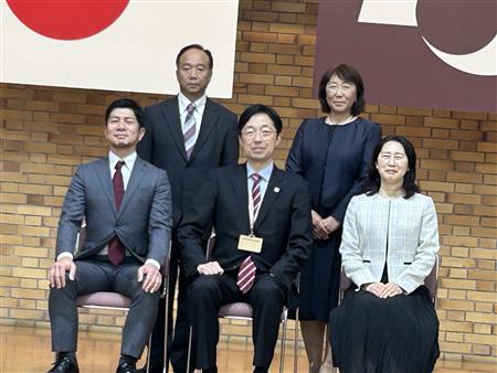 県知事と表彰者との記念撮影の様子