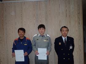 左から佐藤士長、建山士長、黒田消防長