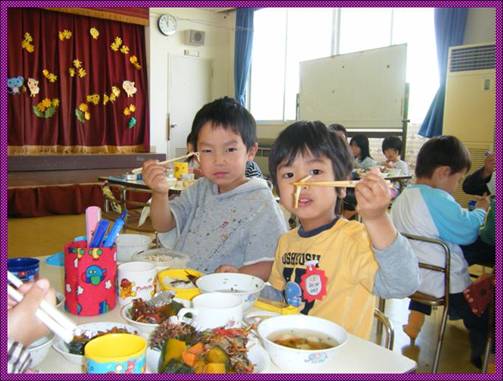 園児たちが、収穫した野菜を使った給食を食べている様子