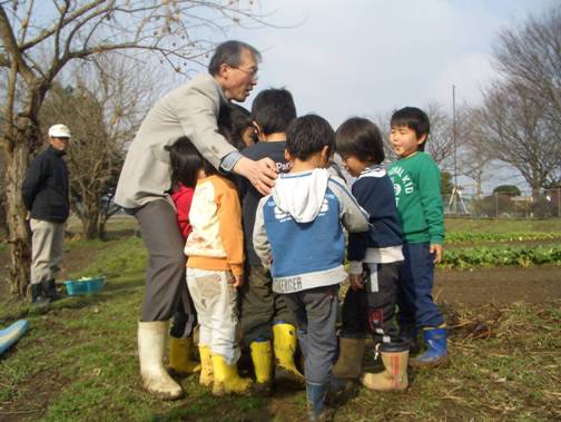 吉田先生と園児たちの写真