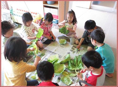 生ごみを小さくちぎっている様子