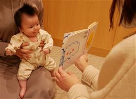 絵本を見る赤ちゃん